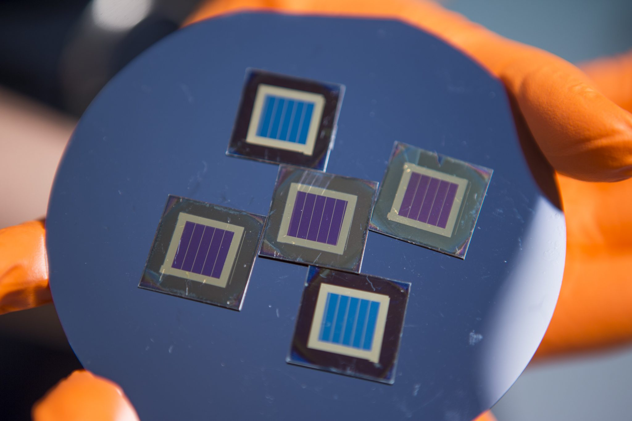 new-efficiency-record-set-for-perovskite-silicon-tandem-solar-cells